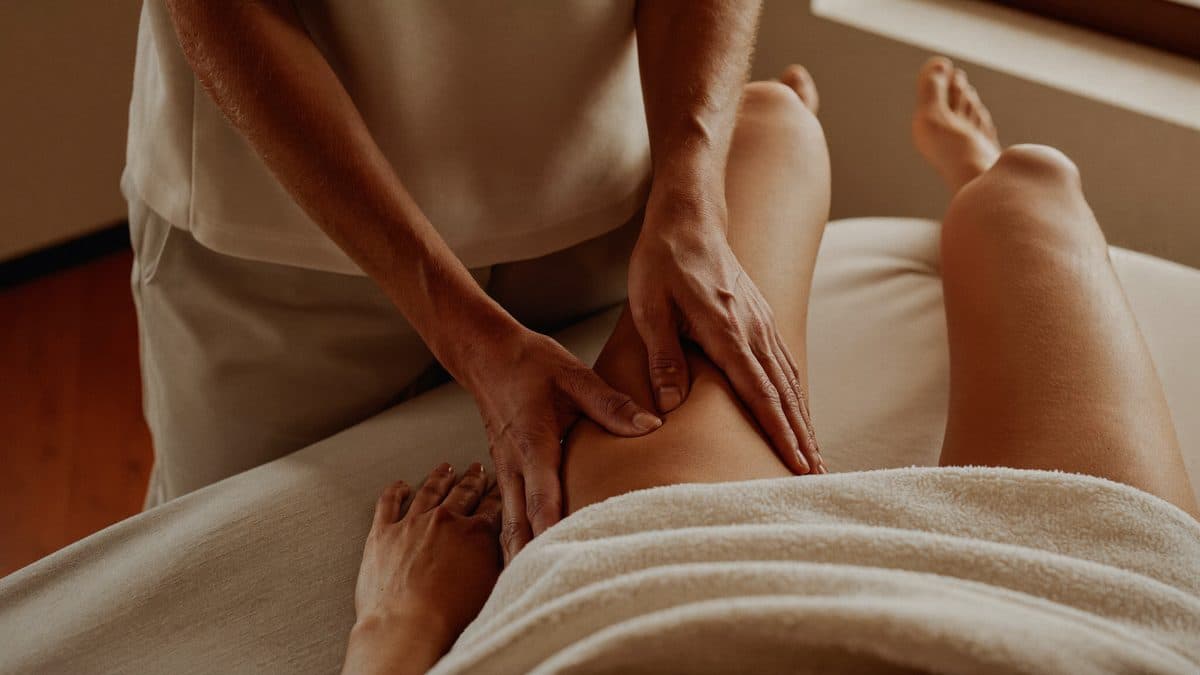 Soin de drainage lymphatique manuel des jambes en cabinet, ambiance douce et chaleureuse